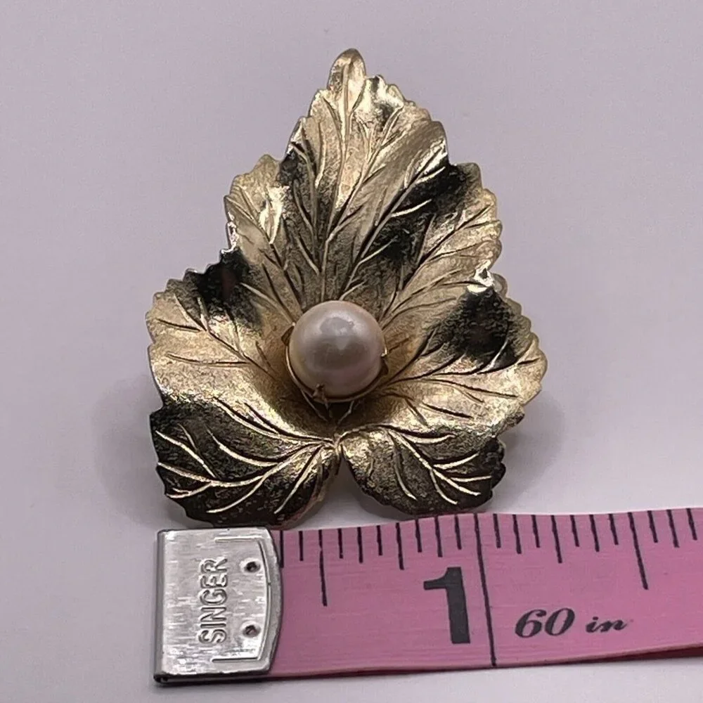 Vintage Sarah Coventry Gold Tone Faux Pearl 3D Leaf‎ Brooch Pin Textured